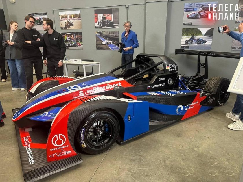 Гоночная машин