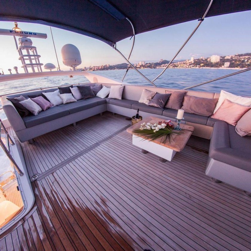 Яхта Sunseeker 70