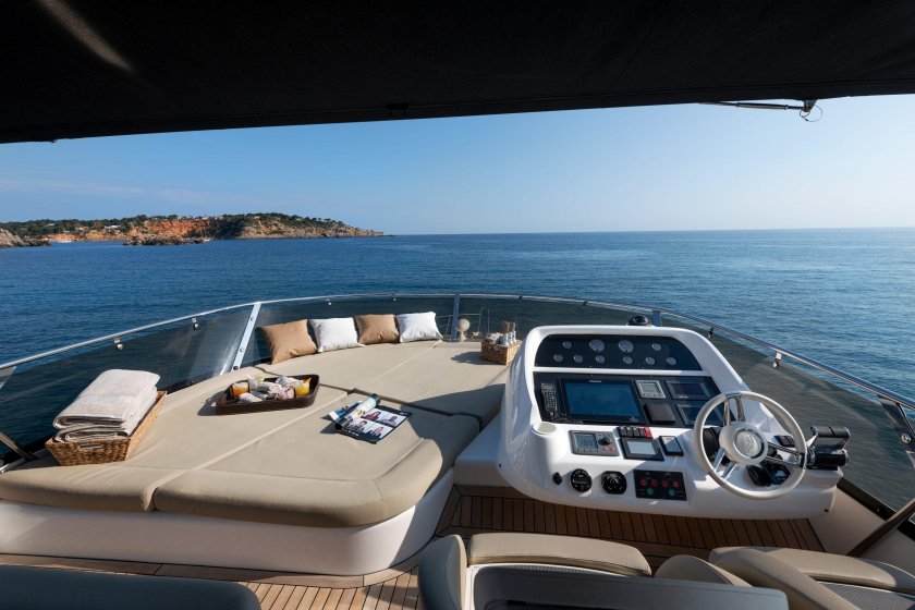 Яхта Sunseeker 70