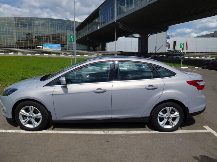 Ford Focus 3 седан серебристый