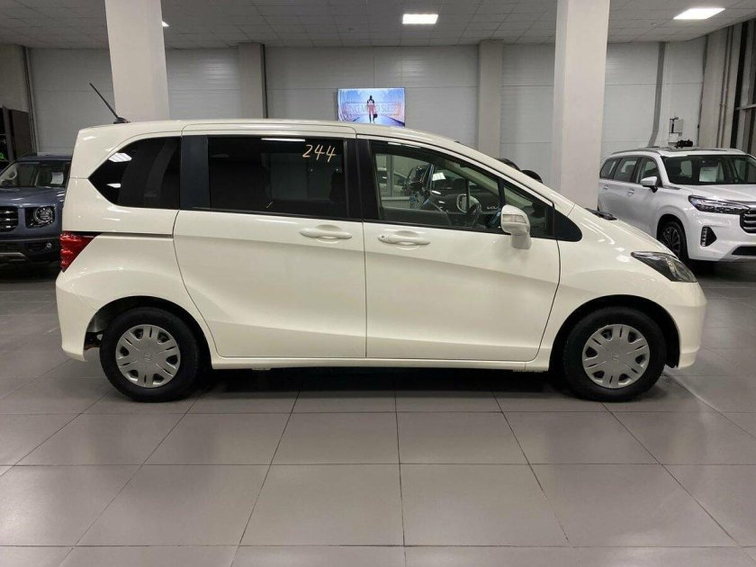 Хонда Фрид белая