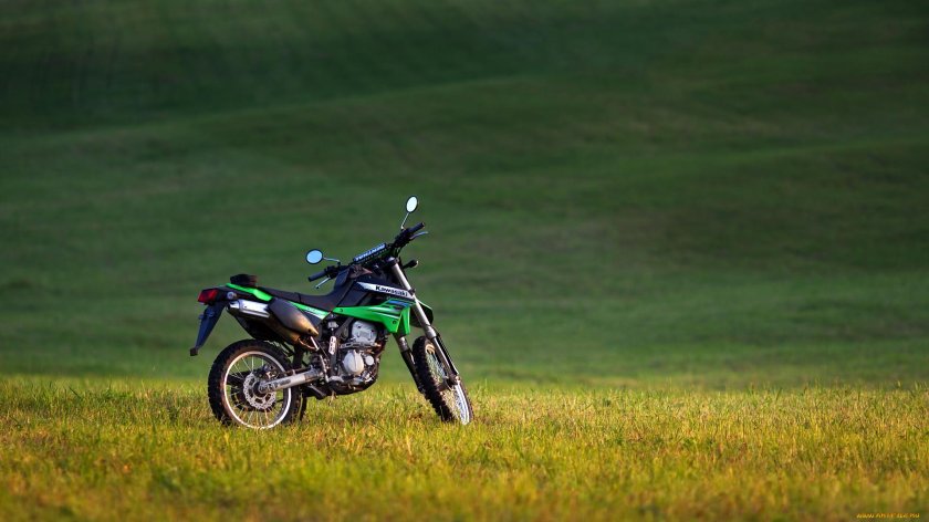 Мотоцикл на траве