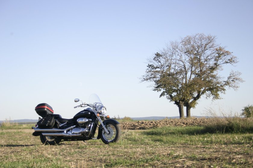 Мотоцикл припаркован в пустыне