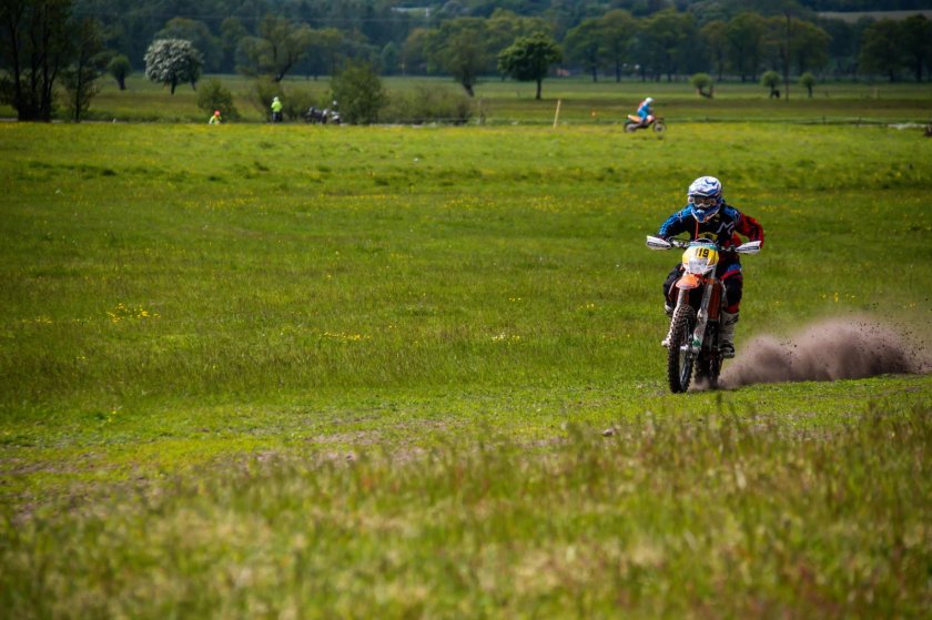 Мотоцикл по полям