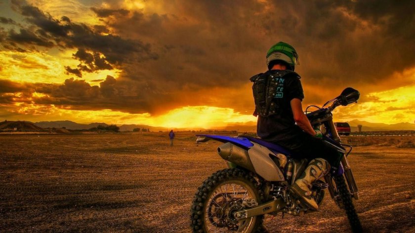 Человек на мотоцикле