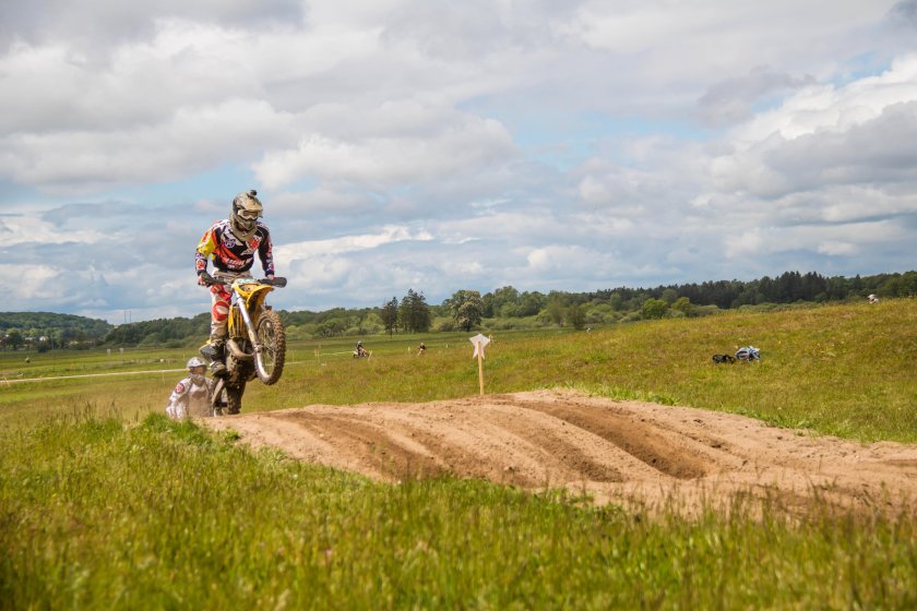 Мотокросс в поле