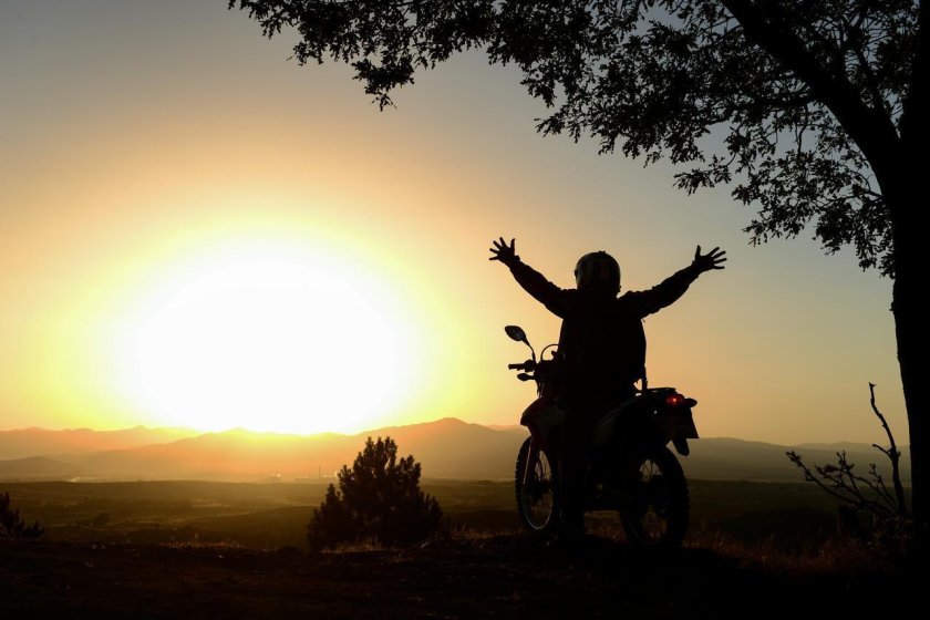 Мотоцикл на рассвете