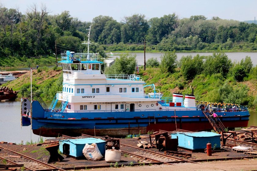 Урал судно буксир толкач