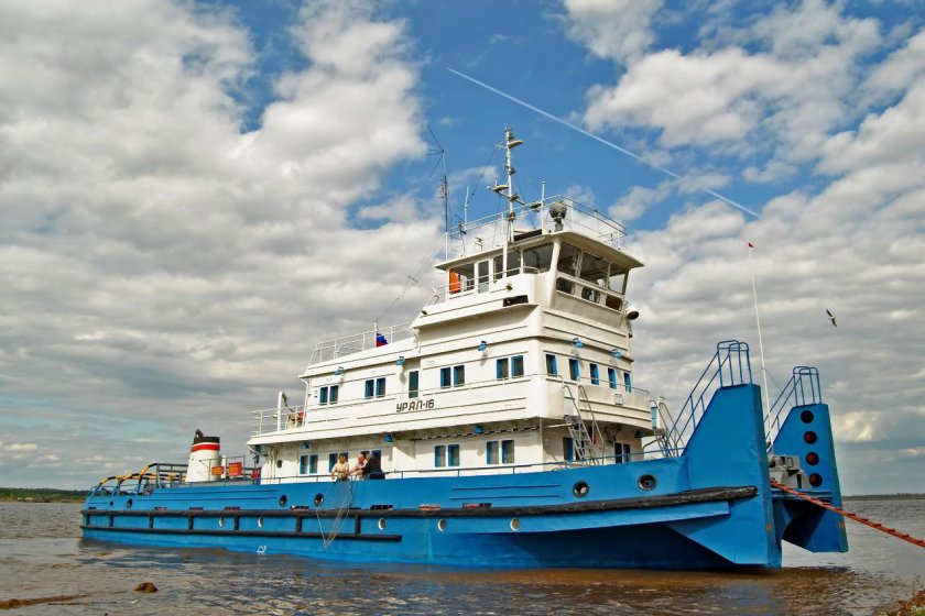 Урал судно буксир толкач