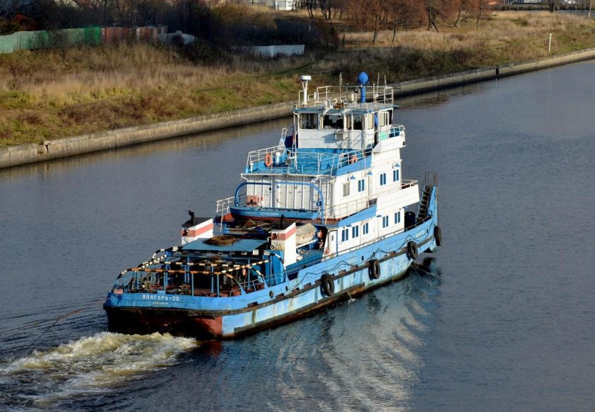 Урал судно буксир толкач