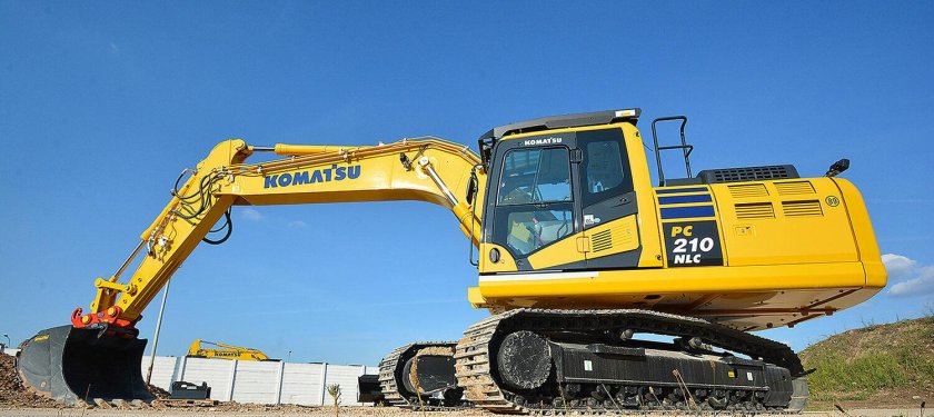 (Экскаватор Komatsu pc210nlc).