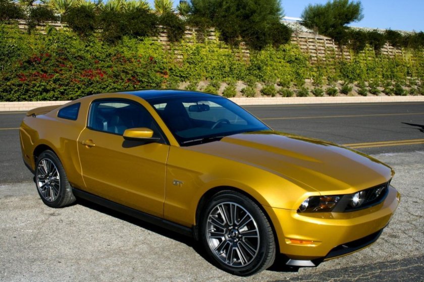 Золотой Форд Мустанг