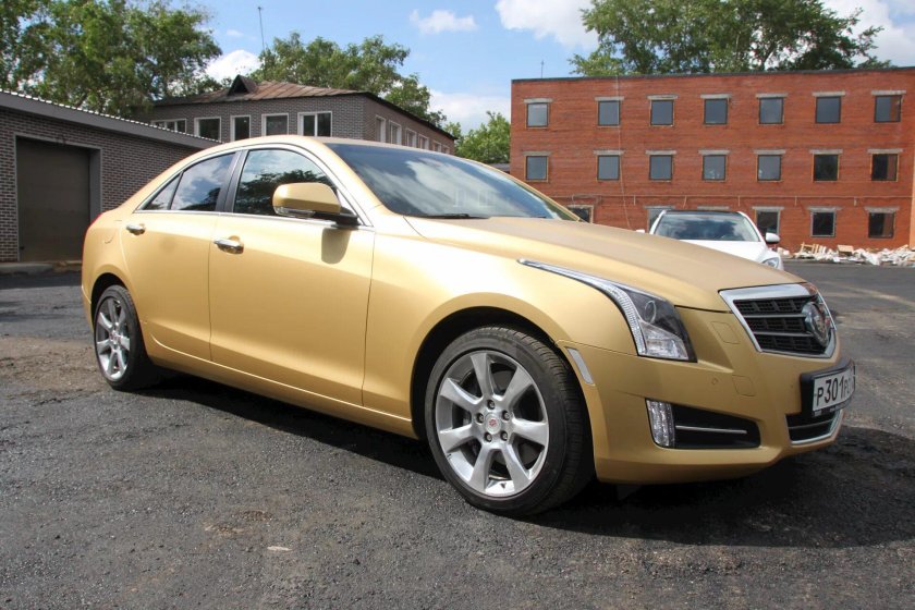 Бежевый автомобиль