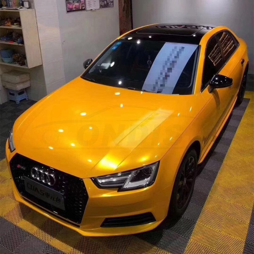 Машина желтого цвета