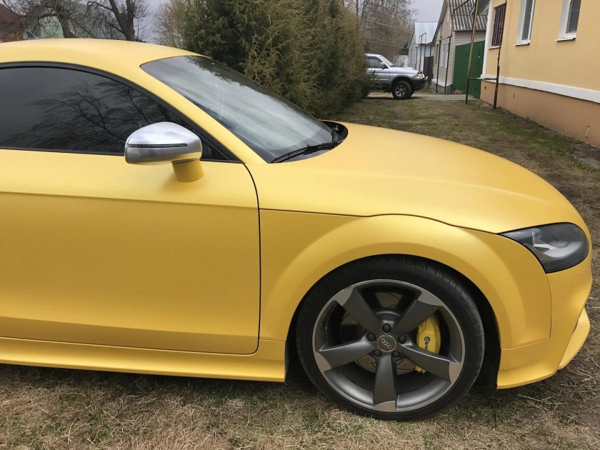 Машина желтого цвета