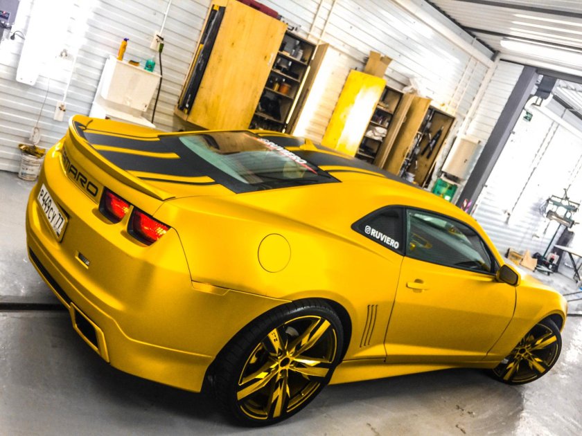 Шевроле Камаро желтая