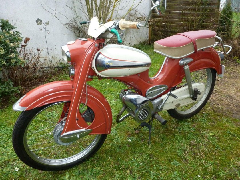 Мопеды Саркана Звайгзне