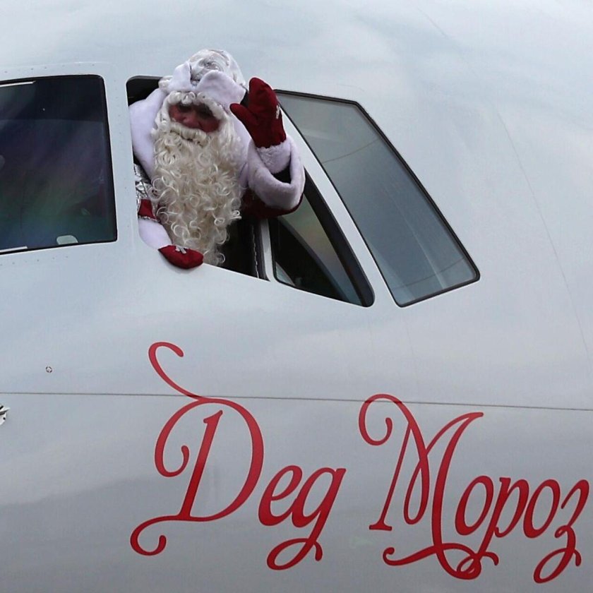 Дед Мороз в кабине самолета