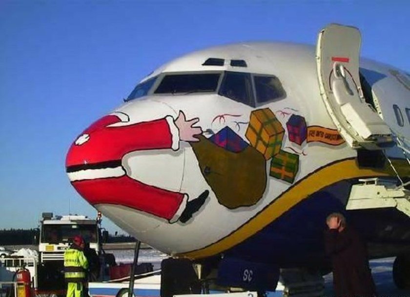 Самолет с дедом Морозом на носу
