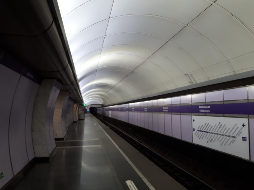 Остановка первого вагона метро