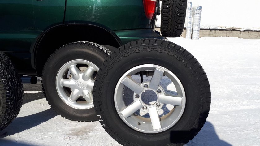 Нива Шевроле на колесах 215 75 15