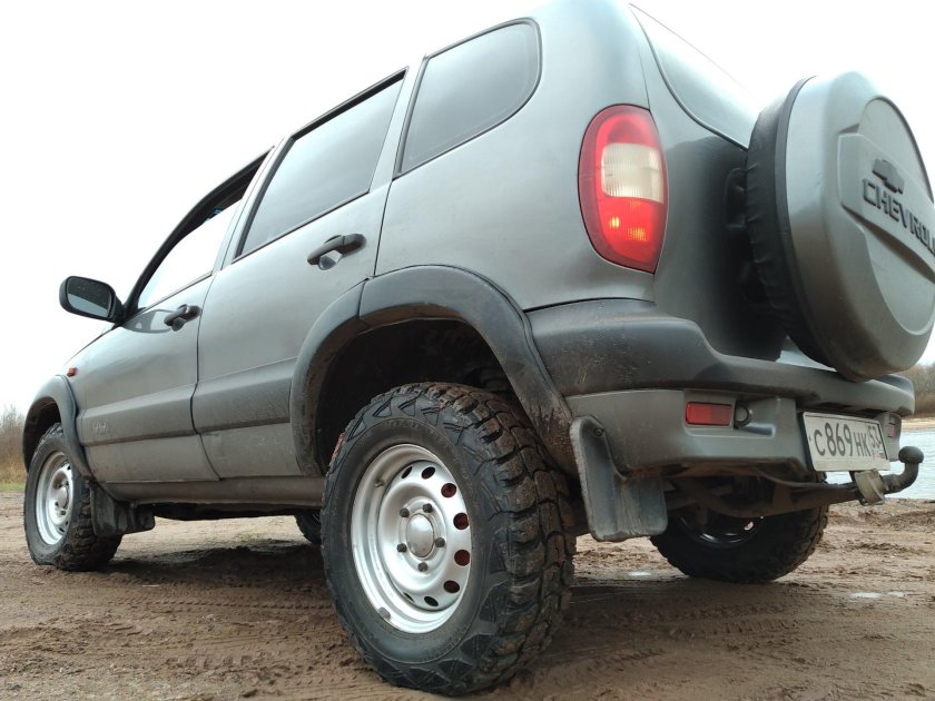 Нива Шевроле на колесах 215 75 15