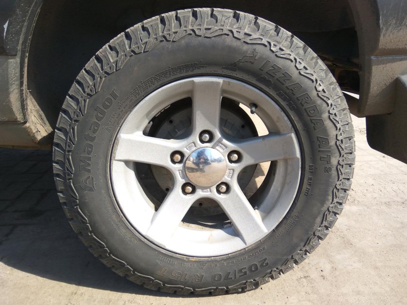 Резина АТ на ниву Шевроле р15