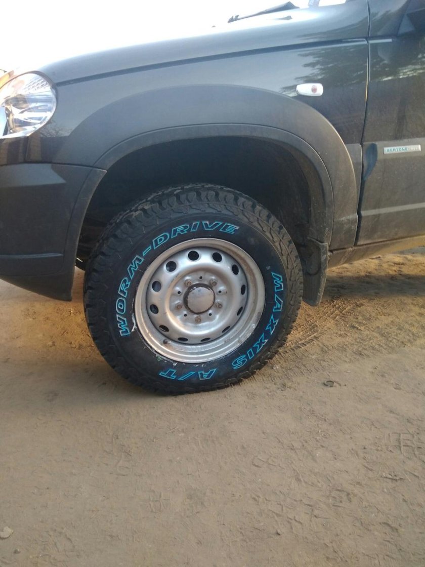 Нива Шевроле на колесах 215 75 15