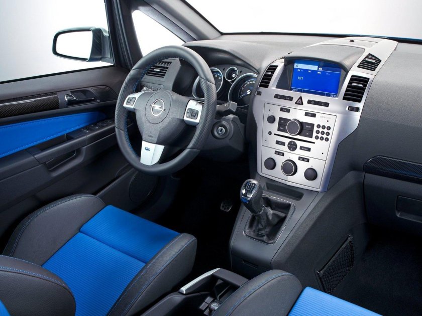 Opel Zafira a OPC 2005