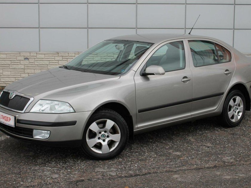 Бежевая Шкода Октавия 2006
