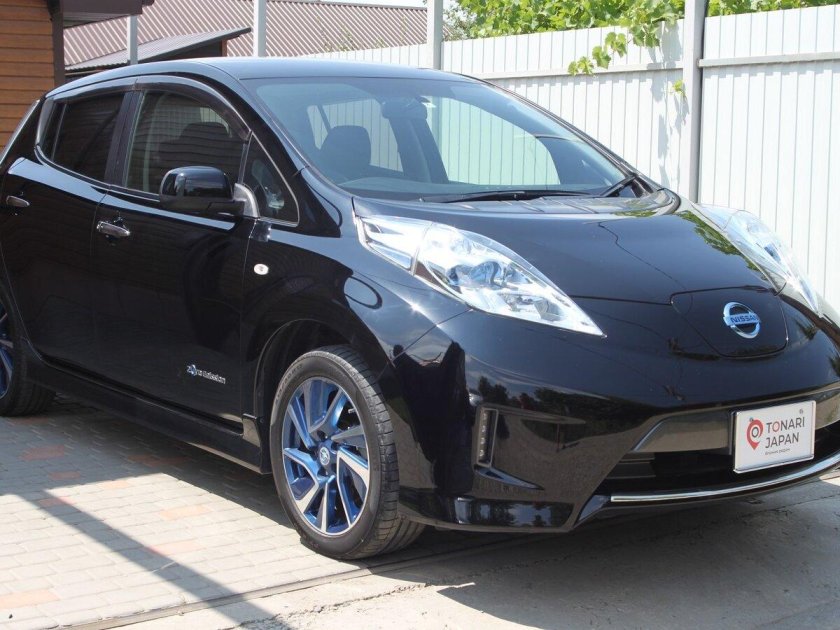 Nissan Leaf черный