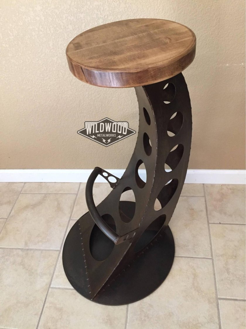 Необычные стулья из дерева и металла