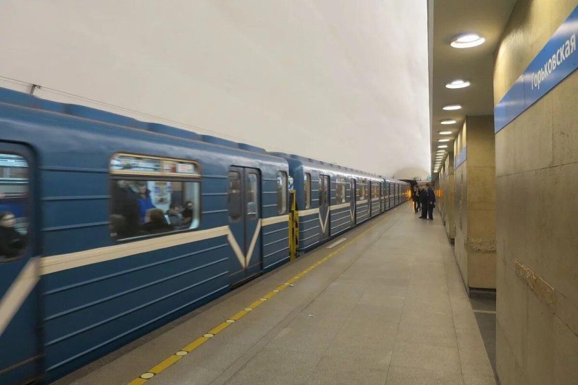 Поезда метро на станции Горьковская