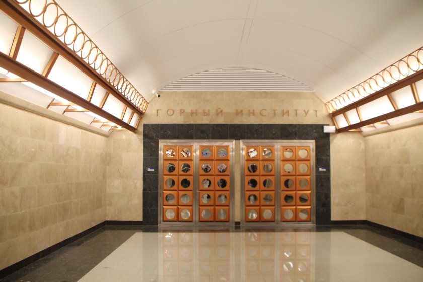 Горный институт станция метро