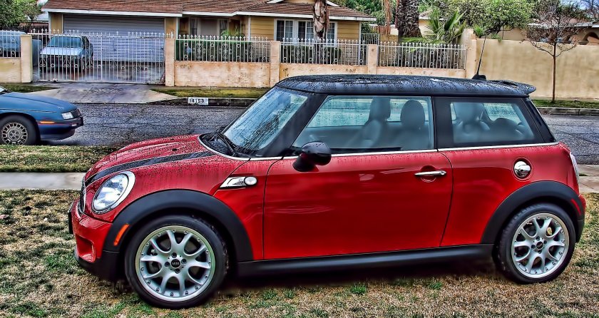 Мини Купер с красной крышей
