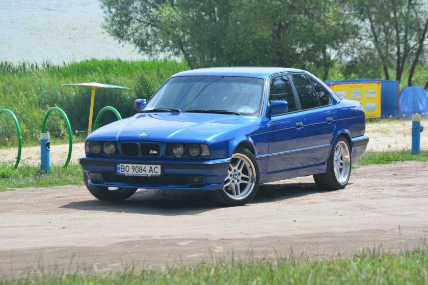Голубая БМВ е34