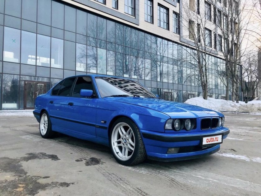 BMW e34 голубая