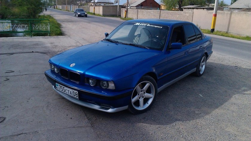 BMW e34 синяя