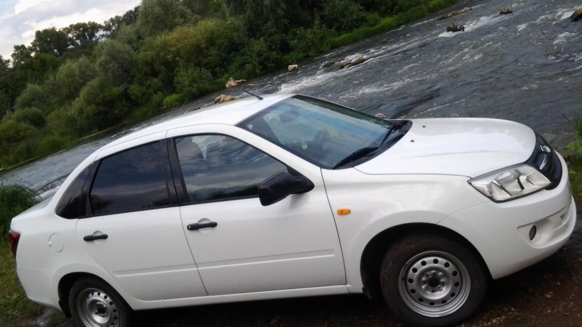 Лада Гранта белое облако 240