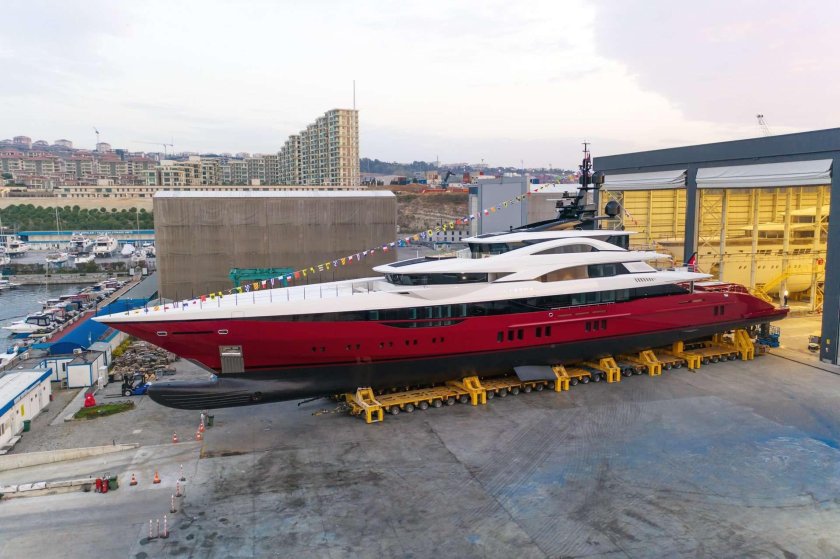 Мега яхта Leona