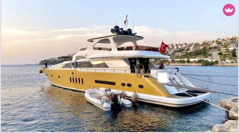 Моторная яхта для прогулок