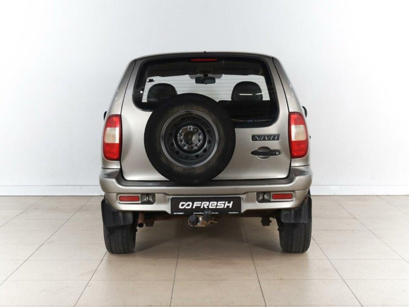 Шеви Нива пробил блок