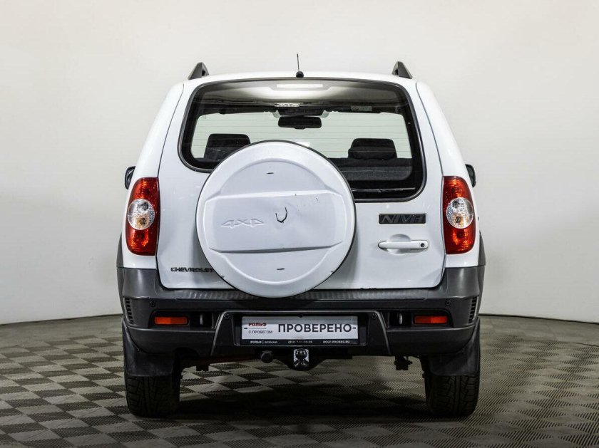 Белая шевроле нива