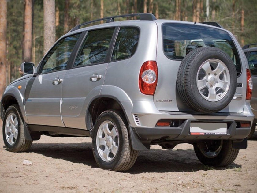 Шеви Нива сзади