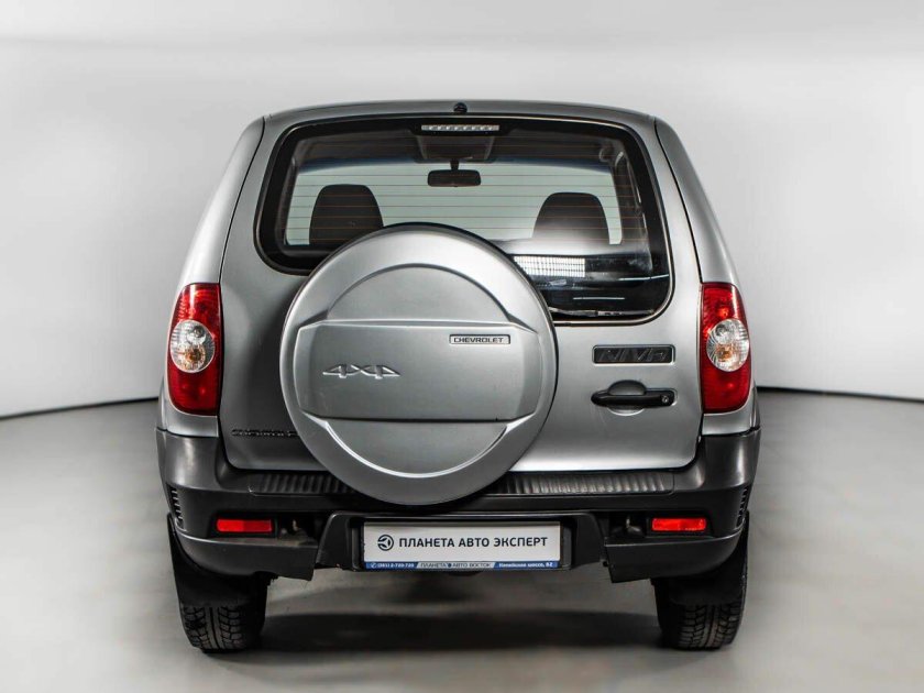 Шевроле Нива сзади