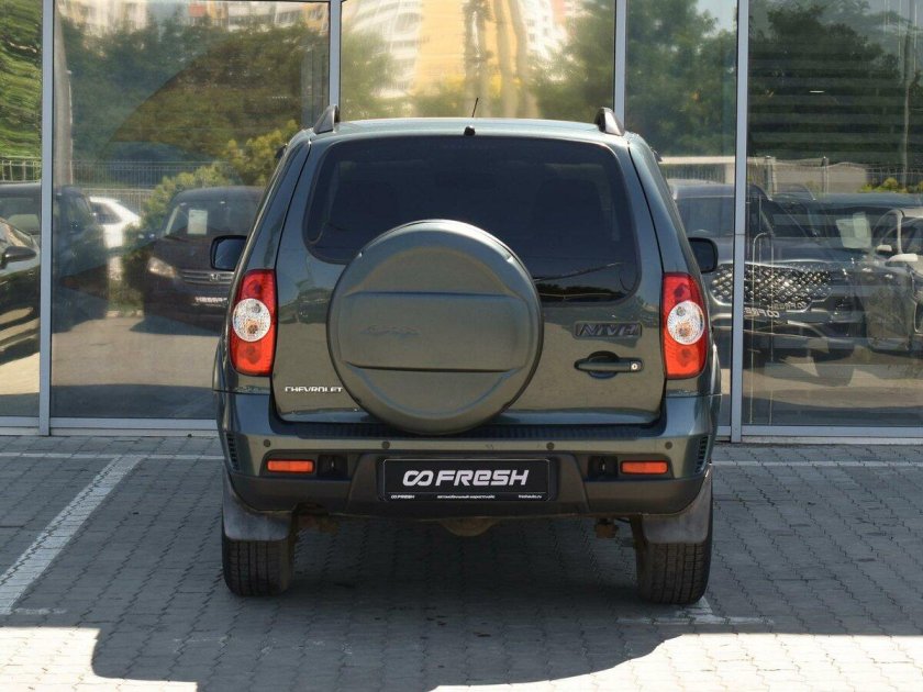 Шевроле нива сзади