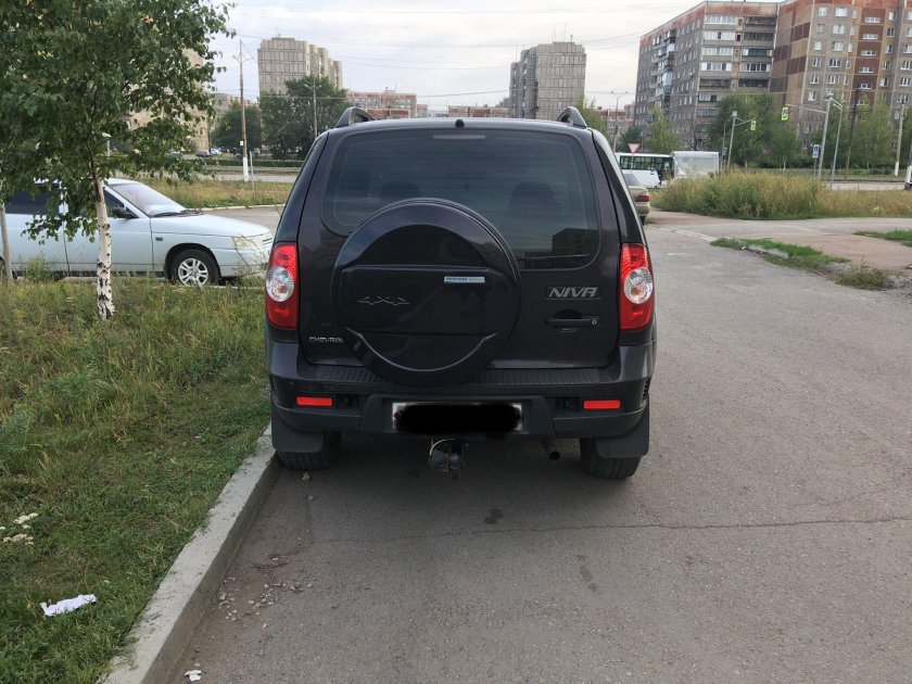 Нива 2123 сзади