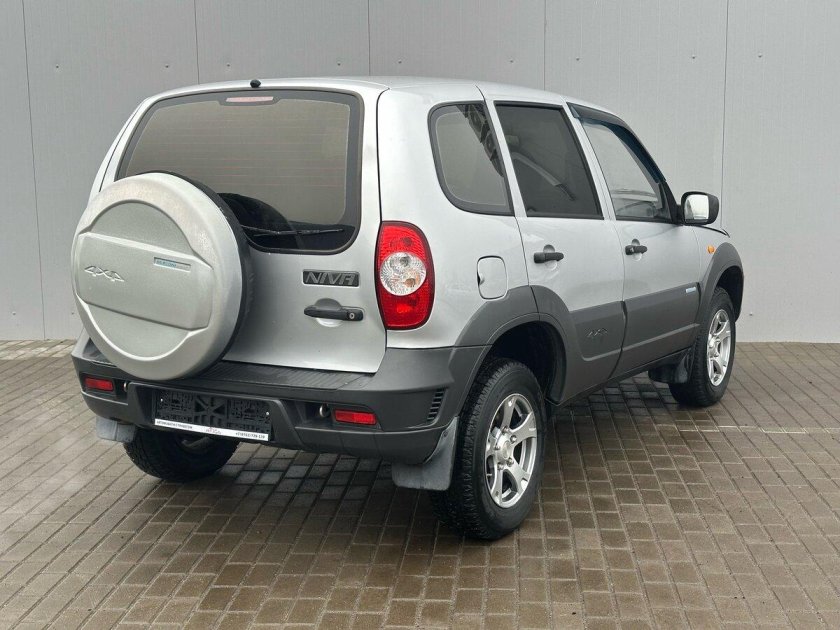 Шевроле Нива вид сбоку