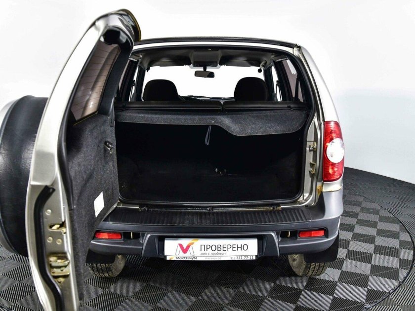 Шевроле Нива сзади