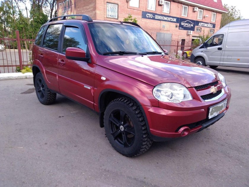 Нива Шевроле 2012 красная